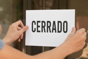 Rótulo dice CERRADO muestra un negocio cerrado