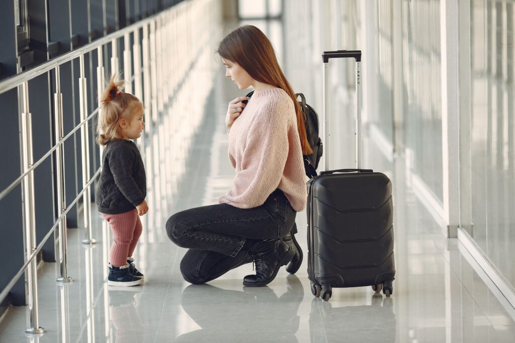 Madre con niña pequeña en aeropuerto con permiso de salida menor de edad