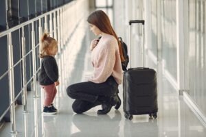 Madre con niña pequeña en aeropuerto con permiso de salida menor de edad
