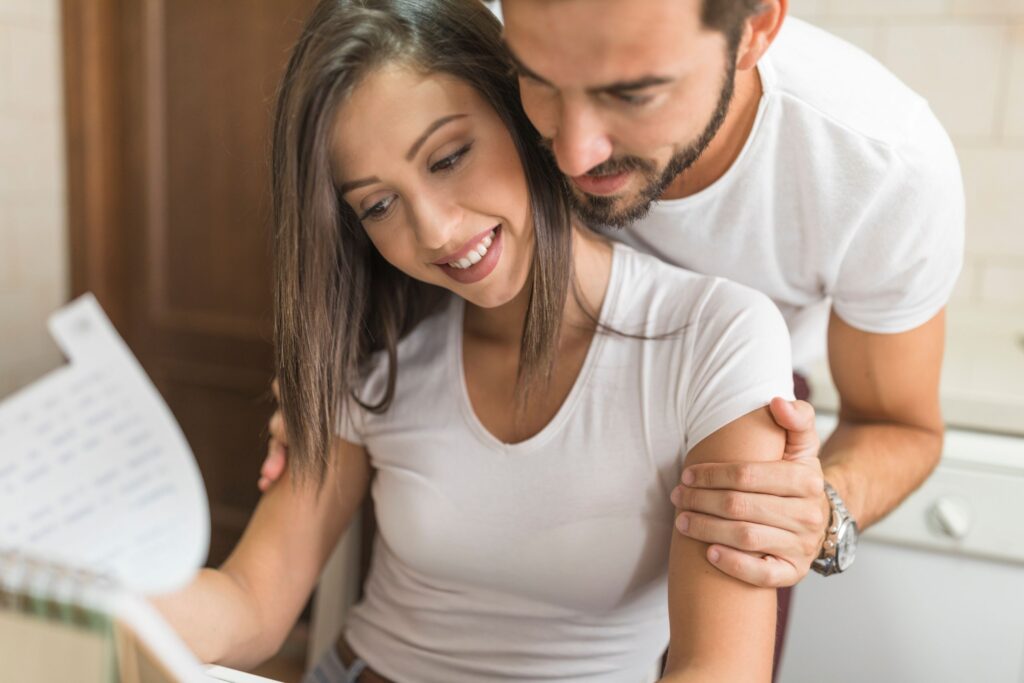 Pareja feliz resolviendo separación de bienes
