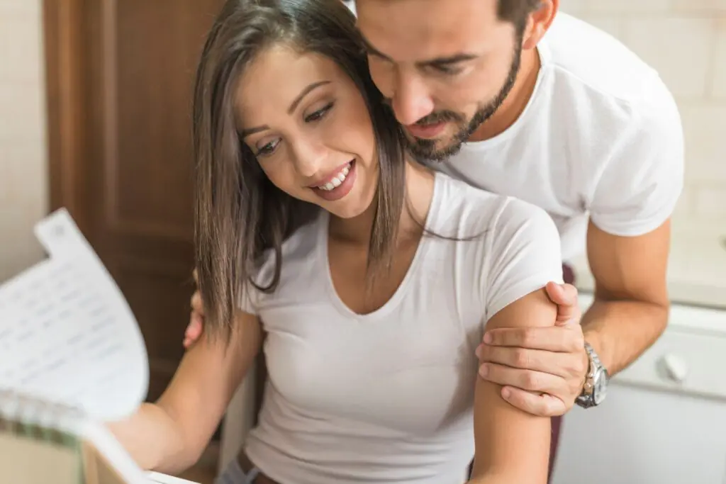 Pareja feliz resolviendo separación de bienes
