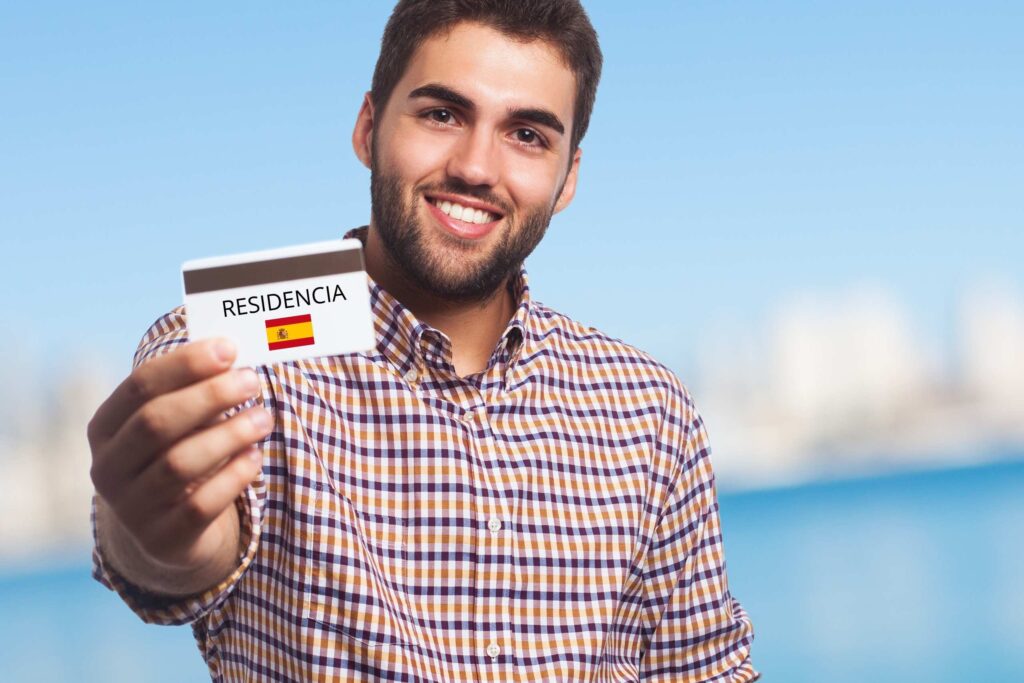 Hombre latino feliz obteniendo residencia de España