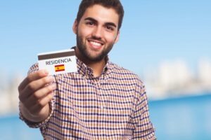 Hombre latino feliz obteniendo residencia de España