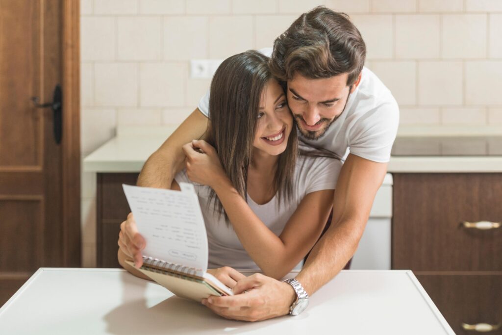 Pareja joven contenta hablando sobre disolver la sociedad conyugal
