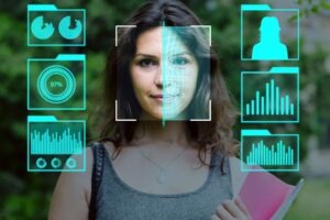 Mujer cuidando sus datos personales usados por inteligencia artificial