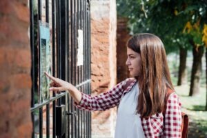 Entregando datos personales para ingresar a un edificio